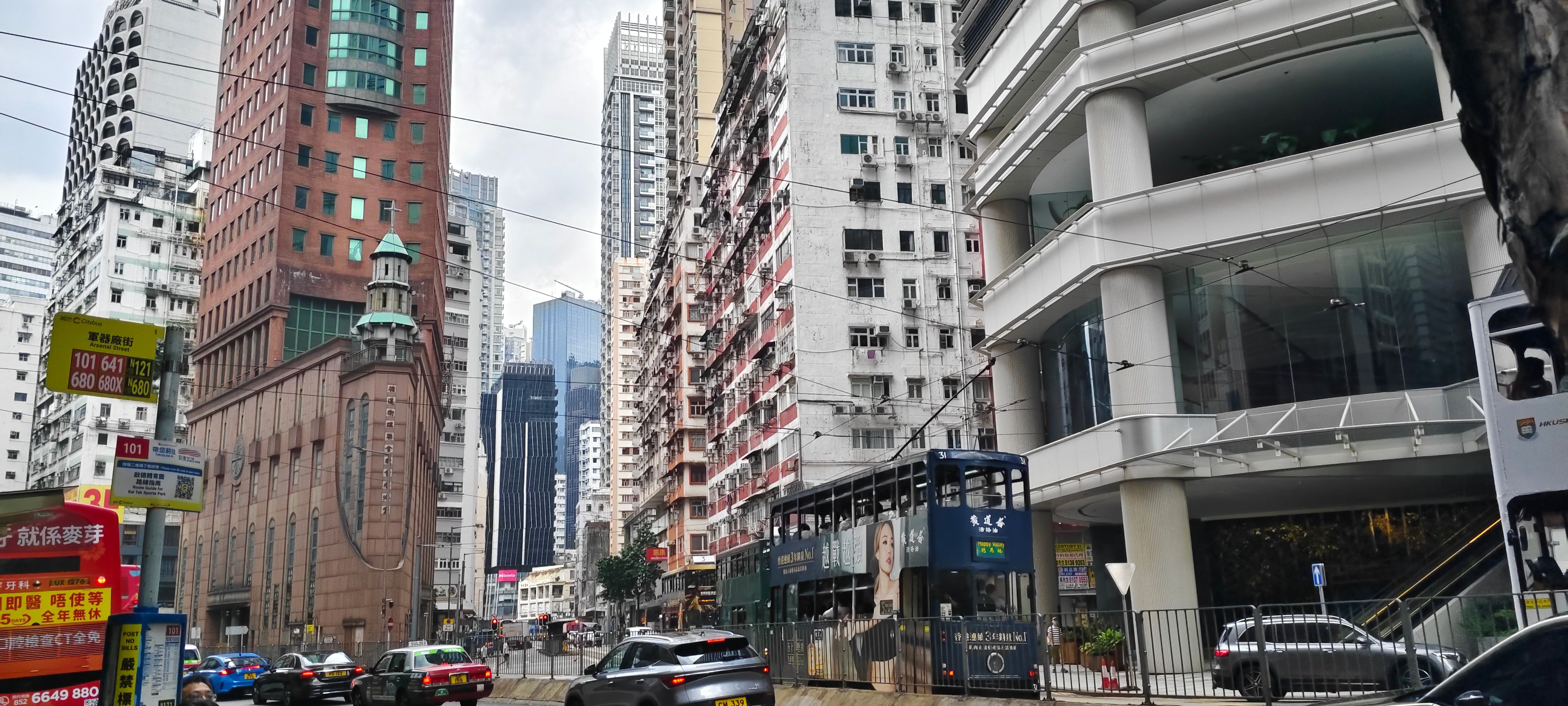 没有空调的老式电车