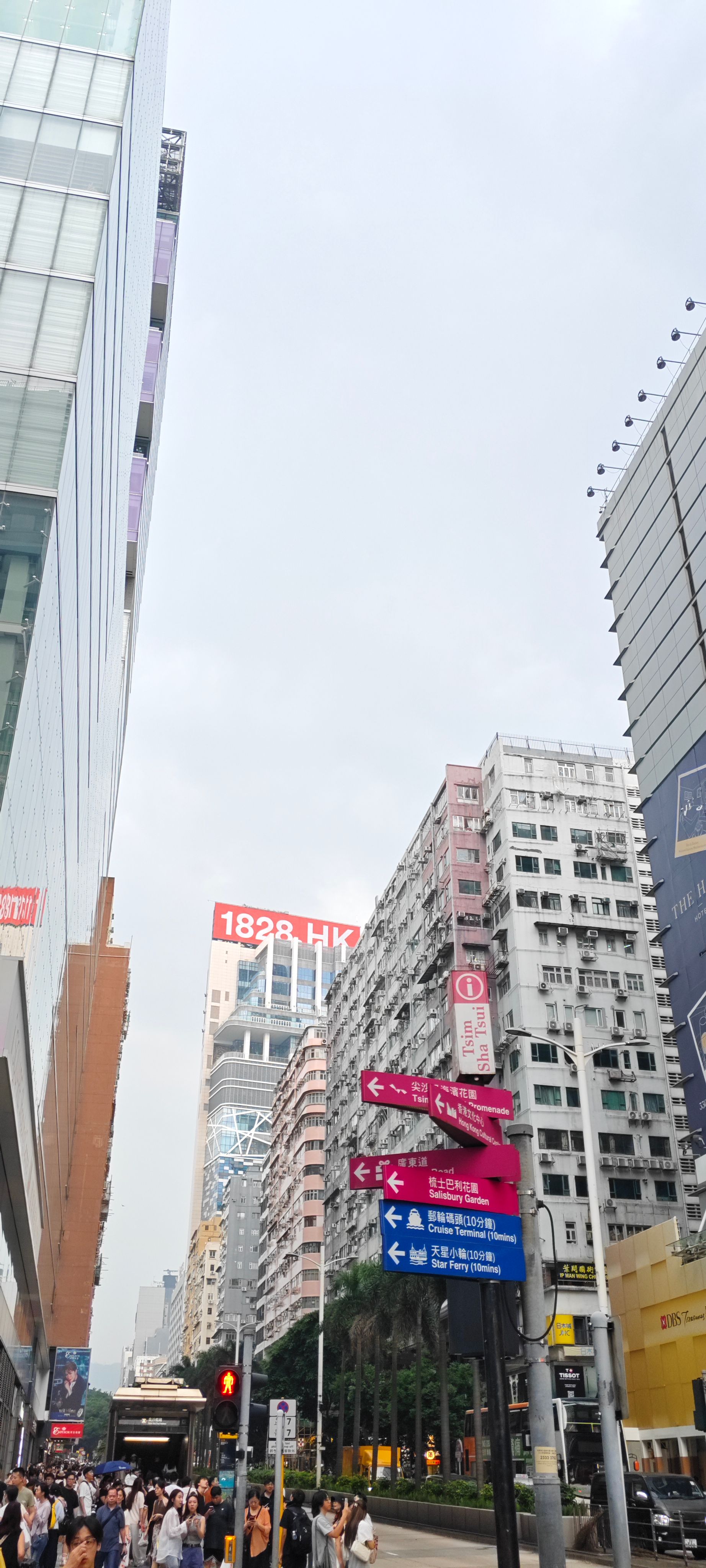 重庆大厦附近